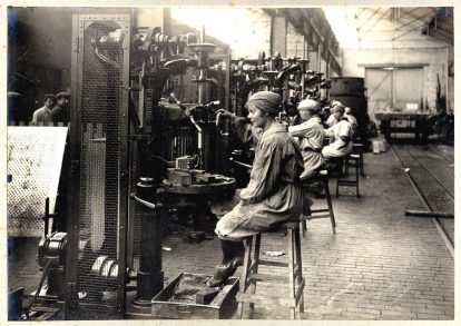 [Album de la poudrerie : femmes au travail]. Usine de produits explosifs, dite la Poudrerie Nationale, SNPE, 1 chemin de la Loge, Toulouse. Guerre 1914-1918. Femmes fabriquant des pièces de machines au moyen de perceuses.