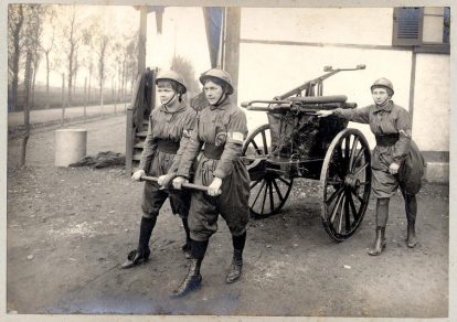 [Album de la poudrerie : femmes au travail]. Usine de produits explosifs, dite la Poudrerie Nationale, SNPE, 1 chemin de la Loge, Toulouse. Guerre 1914-1918. Trois femmes en habit de pompier, qui posent en conduisant une pompe à eau.