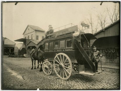 [Omnibus à impériale avec escalier tournant]. Dépôt des Minimes de la Société des Transports en Commun de la Région Toulousaine situé boulevard de la Marquette.