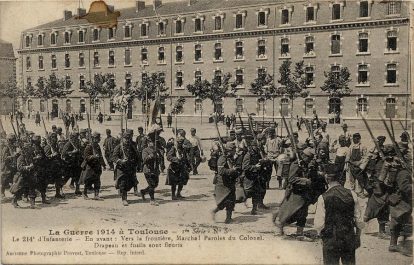 «Le 214e d&rsquo;infanterie – En avant vers la frontière, Marche ! Paroles du Colonel. Drapeaux et fusils sont fleuris ».