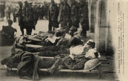 La guerre 1914 à Toulouse. 1re série n° 2. Les blessés. « Blessés attendant leur transport aux hôpitaux »