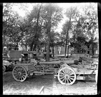 « Vue d&rsquo;ensemble de canons 120 long datant de 1890, appartenant au 4e régiment d&rsquo;artillerie basé à Rivery (Somme), en 1915 »