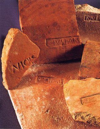 Fragments de briques de Cn. Pompeius, Briquetier italien.