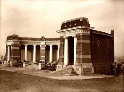 « Terre-Cabade ». Monument aux morts de Salonique. Vue d&rsquo;ensemble du monument à la gloire des combattants de la guerre de 1914-1918 au cimetière de Salonique à Terre-Cabade.