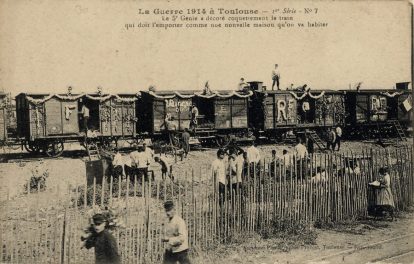 La guerre de 1914 à Toulouse. 1re série n° 7. « Le 5e Génie a décoré coquettement le train qui doit l’emporter comme une nouvelle maison qu&rsquo;on va habiter. »