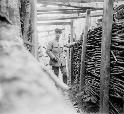 Raoul Berthelé pose dans une tranchée allemande à la Verrerie à Vauvrot dans la commune de Cuffies (Aisne)