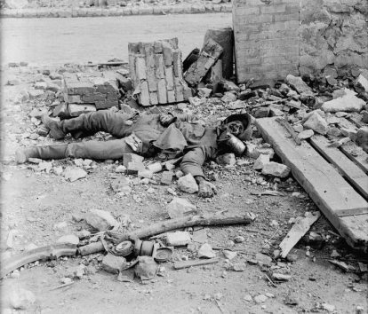Vue d&rsquo;un cadavre de soldat allemand au milieu de ruines à Fismettes (Marne).