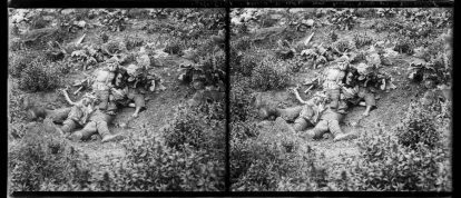 Vue de plusieurs cadavres dans un trou d&rsquo;obus à Fismettes (Marne).