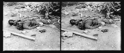 Vue de deux cadavres de soldats allemands au milieu de ruines à Fismettes (Marne).
