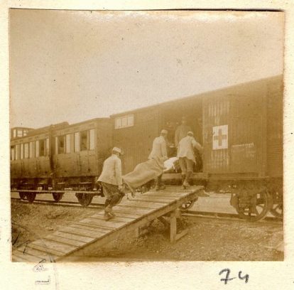 Vue de brancardiers transportant un blessé dans un train sanitaire pour évacuation à Cuperly (Marne).