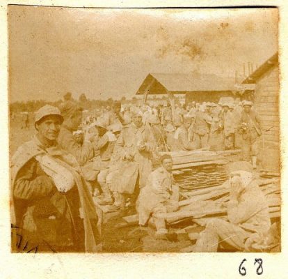 [Cuperly. Blessés devant l&rsquo;hôpital]. Vue générale de nombreux soldats blessés de différentes nationalités attendant à l&rsquo;extérieur des baraquements de l&rsquo;hôpital d&rsquo;évacuation de Cuperly (Marne).
