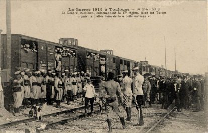 La guerre 1914 à toulouse. 1re série n° 8. « Le Général Bailloud, commandant de la 17e Région, salue des Turcos impatients d&rsquo;aller faire de la « belle ouvrage ».
