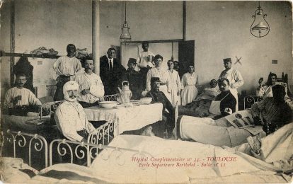 Hôpital complémentaire n°35 : école supérieure Berthelot, 59 rue Achille Viadieu, Toulouse, salle n° 11. Blessés et personnel médical.