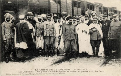 « Un groupe de goumiers aguerris et résolus. Au premier plan, les Caids.