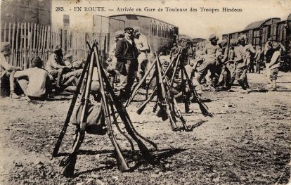 « Arrivée en gare de Toulouse des troupes hindoues. »