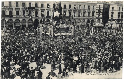 Toulouse. Retour du 17e Corps. « La foule place du Capitole. Au centre, le cénotaphe.