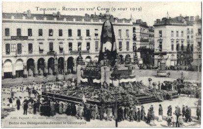 Toulouse. Retour du 17e Corps. « Défilé des délégations devant le cénotaphe ».