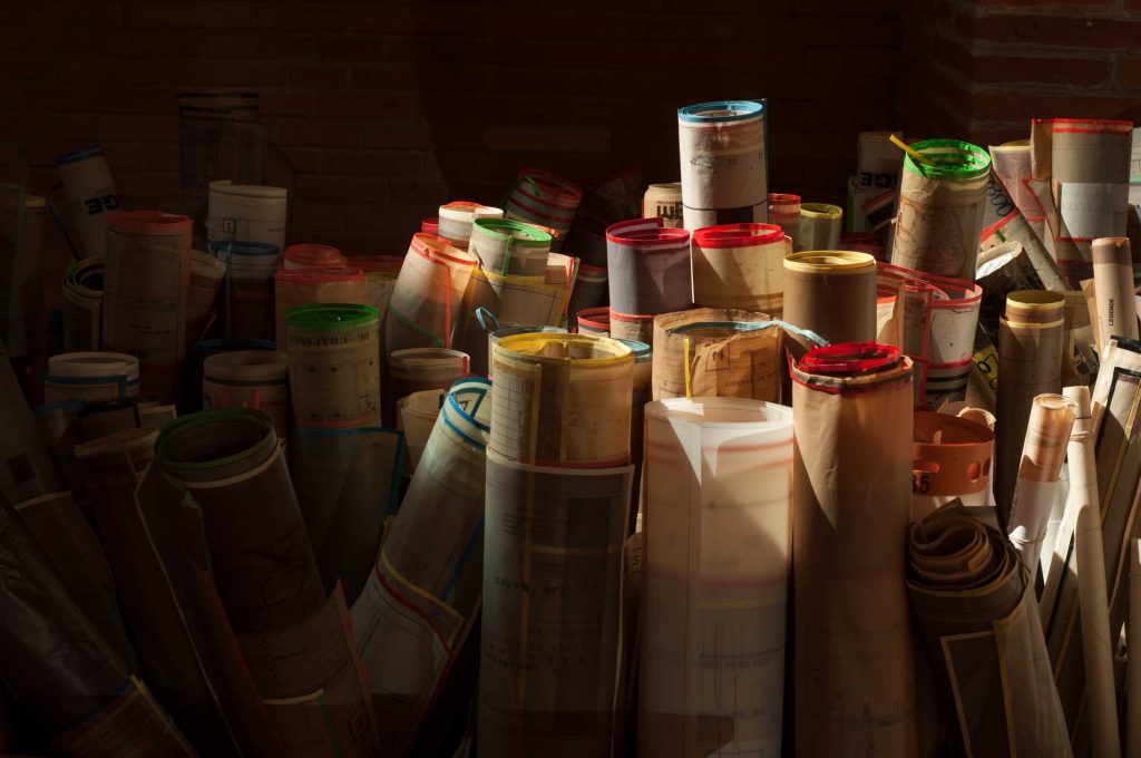 Fonds de carte enroulés et stocké dans un magasin d'archives des Archives municipales de Toulouse.
