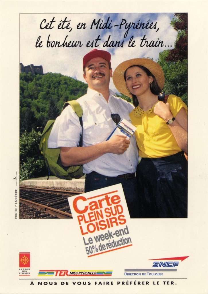 Vue d'un couple de touristes au bord d'une voie de chemin de fer, carte postale promotionnelle pour l'offre tarifaire de la carte plein sud loisir en Midi-Pyrénées.