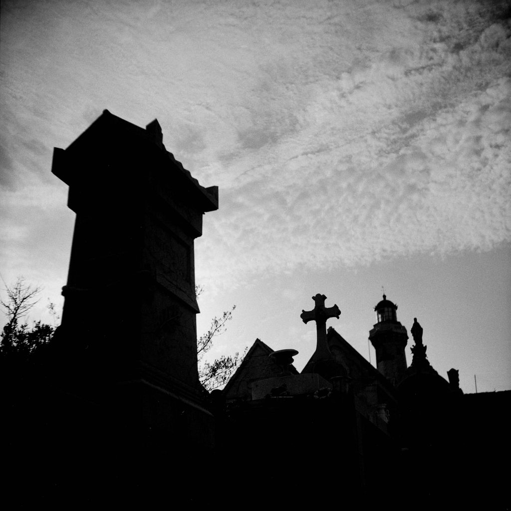 A Sète, Paul Valéry repose au « Cimetière Marin ». Cimetière Marin, Sète (Hérault). 27 juillet 1945. Vue d'ensemble montrant des sépultures, au sein du cimetière, dans le cadre de la cérémonie des funérailles de Paul Valéry (1871-1945), écrivain et philosophe français. 