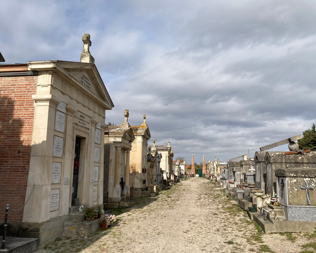 Allée centrale du cimetière de Pibrac.